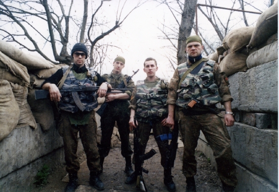 На фото в Грозном в апреле 1995 года фотокоры: Александр Ефремов и  Сергей Русанов, Михаил Ухабин и Олег Сидорчик (офицеры ОМОН)
